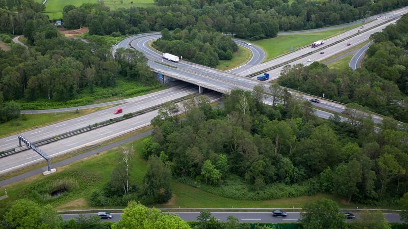 Verletzter nach Unfall in Cuxhaven - Unfallflucht auf A27 Autos fahren über die A27