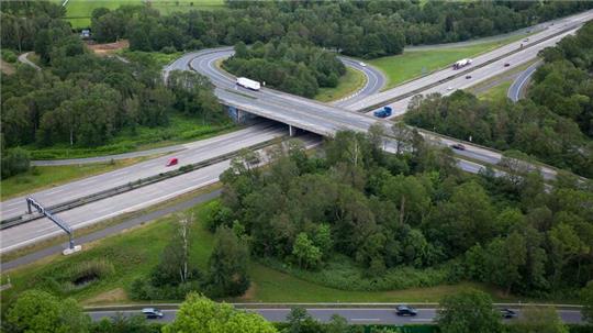Autos fahren über die A27