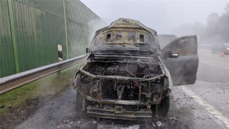 Auf der A27 geriet ein Auto mit Anhänger in Brand.