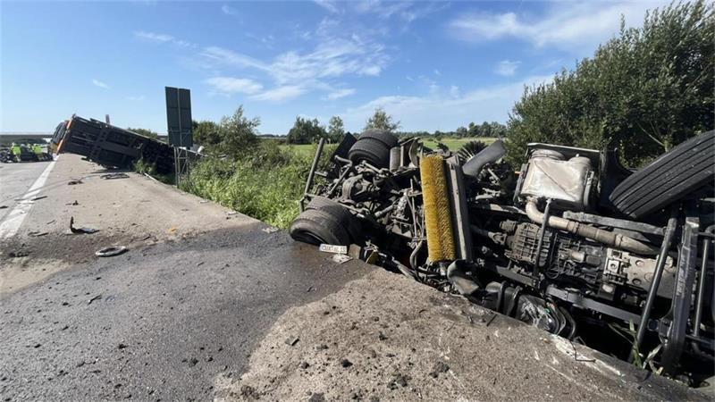 Auf der A27 zwischen Bremerhaven-Übersee und Bremerhaven-Mitte verunglückten zwei Lkw und ein Pkw, zwei Fahrer wurden leicht verletzt.