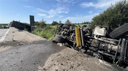 Auf der A27 zwischen Bremerhaven-Übersee und Bremerhaven-Mitte verunglückten zwei Lkw und ein Pkw, zwei Fahrer wurden leicht verletzt.