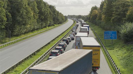 Auf der A27 zwischen Hagen und Stotel kollidierten mehrere Autos und ein Lkw.