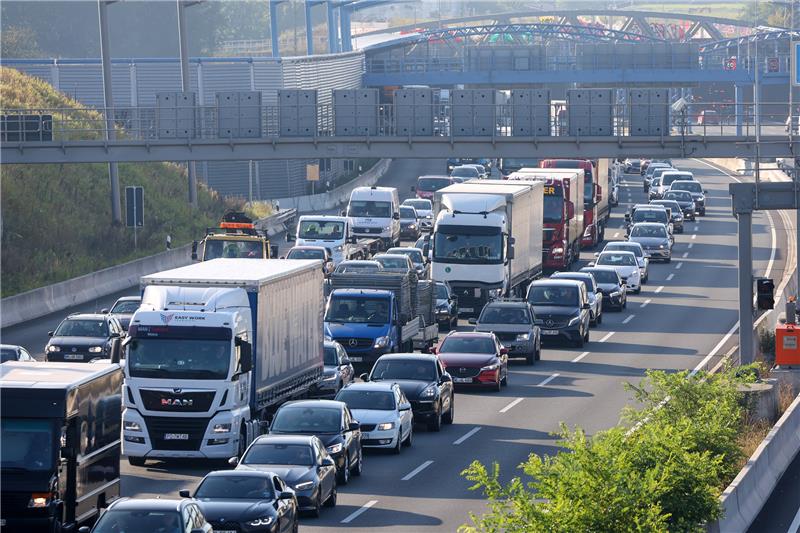 Drei Lastwagen krachen auf A7 ineinander – Ein Toter, ein Schwerverletzter Auf der A7 in Richtung Norden entstanden kilometerlange Staus mitten im Berufsverkehr. Foto: dpa