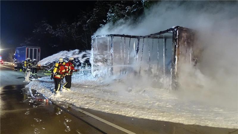 Auf der A7 ist ein Lkw-Anhänger vollständig ausgebrannt.