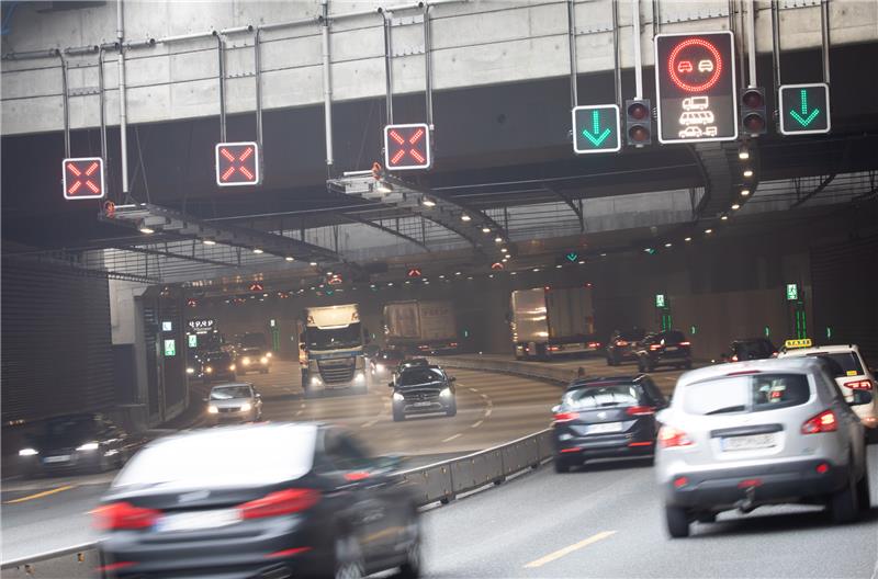 Auf der A7 kam es am Mittwochmorgen zu Verkehrsbehinderungen an der Anschlussstelle Stellingen. Archivfoto/Symbol: Charisius/dpa