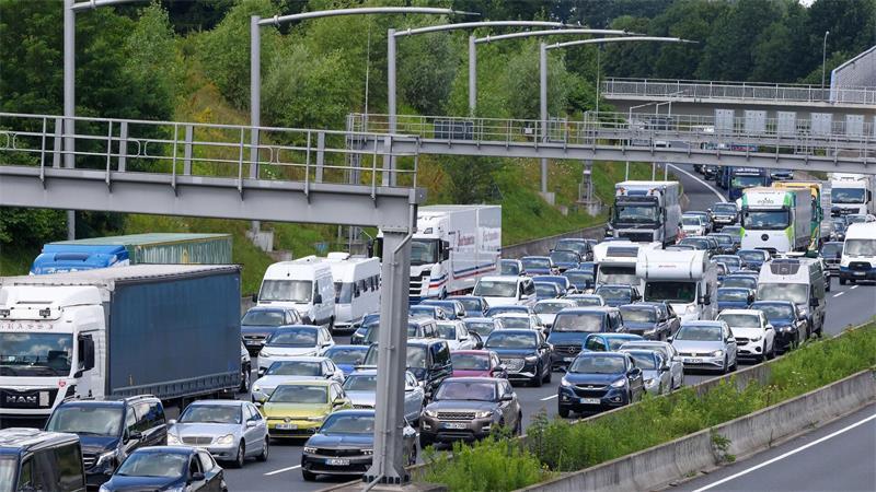 Auf der A7 staut der Verkehr. (Archivbild)
