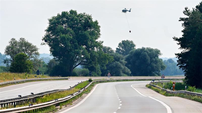 Löschroboter und Drohnen gegen Waldbrände im Einsatz Auf der A8 ging zeitweise nichts mehr für die Autofahrer.