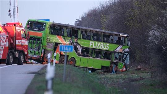 Auf der A9 bei Leipzig ist ein Reisebus verunglückt.