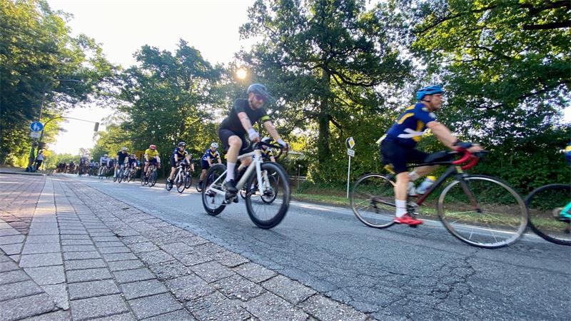 Cyclassics-Ticker: 70-Jähriger stirbt beim Jedermann-Rennen Auf der Apensener Straße holen sich die Fahrer Kraft für den nächsten Anstieg.