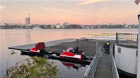 Auf der Außenalster sind am frühen Morgen in der Dunkelheit zwei Ruderboote zusammengestoßen - neun Menschen sind über Bord gegangen.