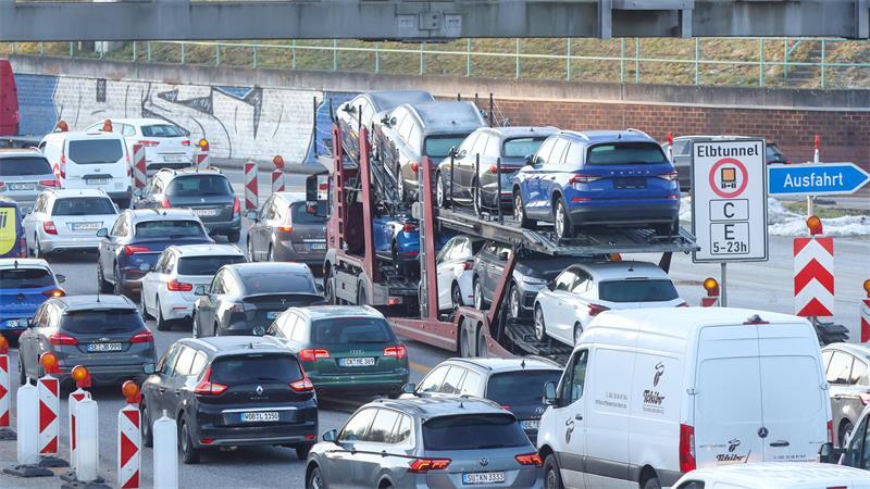 Auf der Autobahn 7 stockte der Verkehr Richtung Süden.