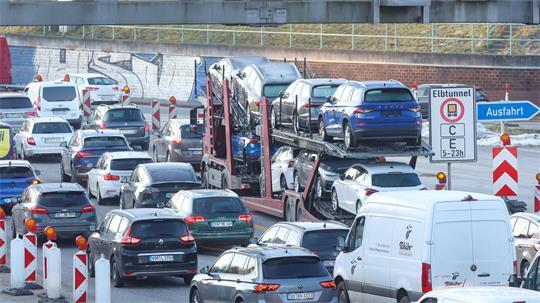 Auf der Autobahn 7 stockte der Verkehr Richtung Süden.
