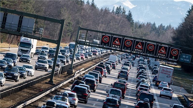 Auf der Autobahn 8 Richtung Alpen dürfte es rund um Ostern wieder viele Staus geben. (Archivbild)