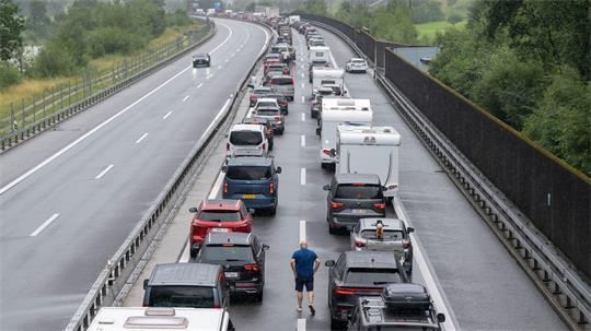 Auf der Autobahn A2 in Richtung Süden staut sich der Gotthard-Ferienreiseverkehr.