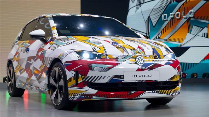 Günstigere E-Autos: VW startet Produktion in Spanien Auf der Automesse IAA Mobility in München war der ID. Polo im September noch im bunten Tarnkleid zu sehen. (Archivbild)