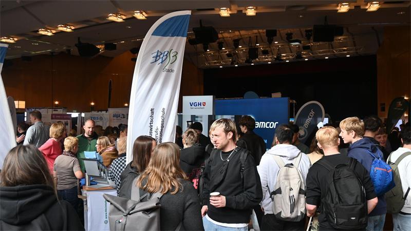 Geld, Spaß oder Sicherheit? So sucht Gen Z Jobs im Kreis Stade Auf der Azubi-Messe im Stadeum suchten Jugendliche nach ihrem Traumjob.