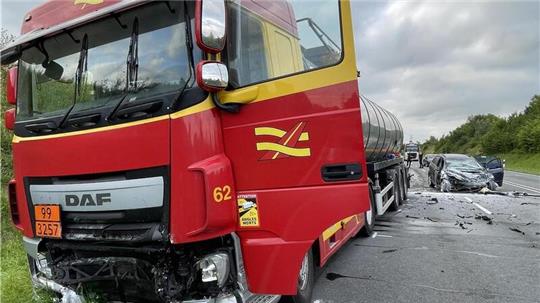 Auf der B 212 fuhr ein Pkw-Fahrer frontal in einen Laster. Er verstarb noch an der Unfallstelle. Die Bundesstraße war für Stunden gesperrt.