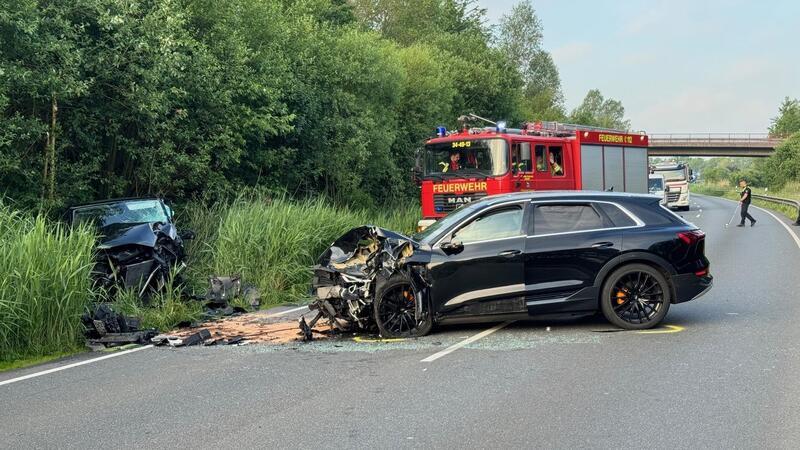 Auf der B437 hat es Dienstagmorgen heftig gekracht. Die Straße war mehrere Stunden gesperrt.