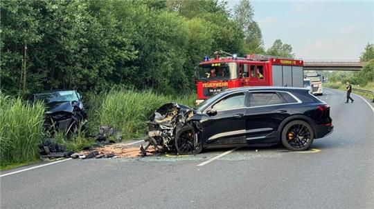 Auf der B437 hat es Dienstagmorgen heftig gekracht. Die Straße war mehrere Stunden gesperrt. Foto: Daniel Schmonsees