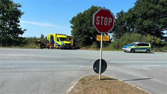 Auf der B495 in Osten stürzte ein Motorradfahrer aus den Niederlanden wegen Rollsplitts.