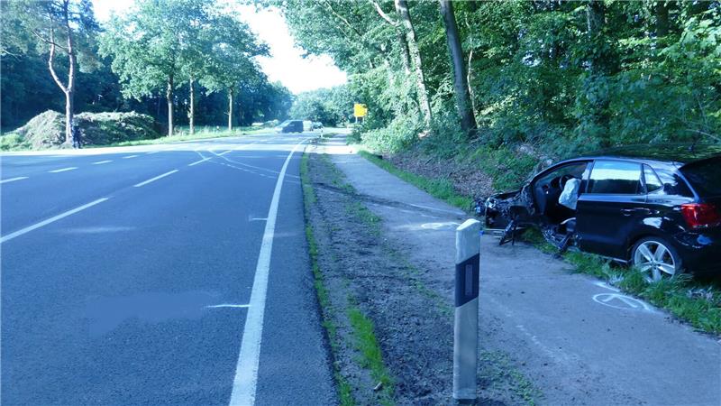 Auto gerät nahe Hemmoor in Gegenverkehr – Fahrerinnen teilweise schwer verletzt Auf der B495 zwischen Hemmoor und Lamstedt hat es gekracht. Foto: Polizei