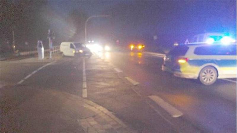 Falsch geblinkt: Schulbus mit 64 Kindern stößt mit Auto zusammen Auf der B71 überholte ein VW-Fahrer trotz eines Abbiegevorgangs eines anderen Wagens. Es kam zum Zusammenstoß.