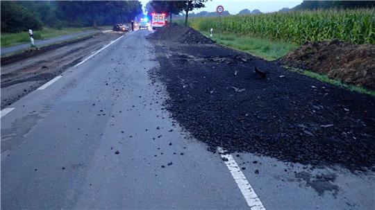 Auf der B71 zwischen Rotenburg und Hemsbünde wird kräftig gebaut. Einige Autofahrer nutzten diese Strecke trotz Sperrung und krachten in die Baumaterialien. Foto: Polizei Rotenburg