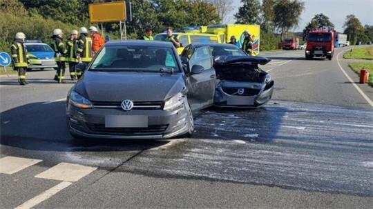 Auf der B73 bei Neuhaus (Oste) kollidierten ein VW Golf und ein Volvo V40. Drei Insassen wurden verletzt und in Krankenhäuser gebracht.