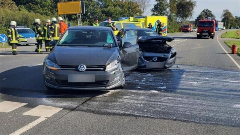 Auf der B73 bei Neuhaus (Oste) kollidierten ein VW Golf und ein Volvo V40. Drei Insassen wurden verletzt und in Krankenhäuser gebracht.
