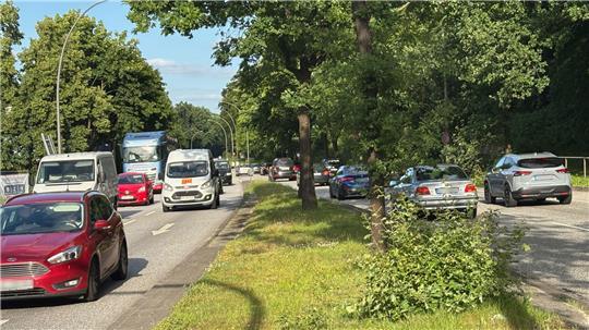 Auf der B73 im Bereich Harburg sind täglich rund 44.000 Fahrzeuge unterwegs.