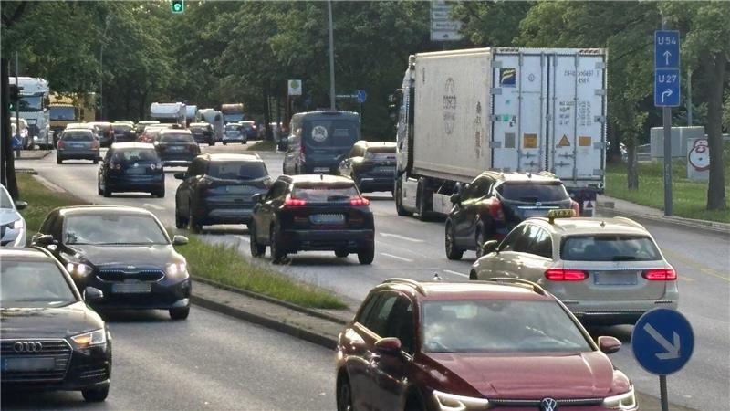 Auf der B73 im Bereich Harburg sind täglich rund 44.000 Fahrzeuge unterwegs.