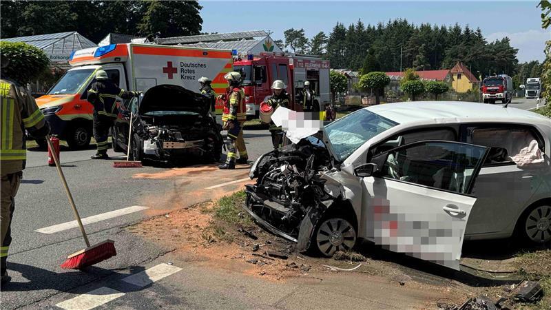 Auf der B73 kollidierte ein Toyota mit einem VW eines Pflegedienstes. Ein 40-Jähriger starb einen Tag später an seinen Verletzungen.