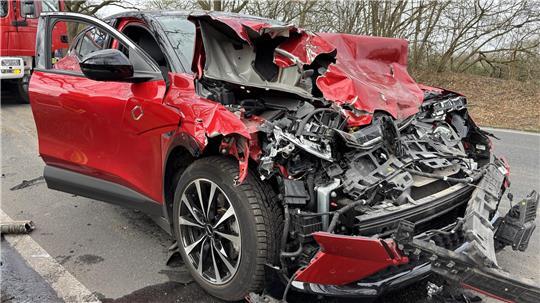 Auf der B75 ist ein Auto mit einem Lkw kollidiert. Die Pkw-Fahrerin wurde schwer verletzt.