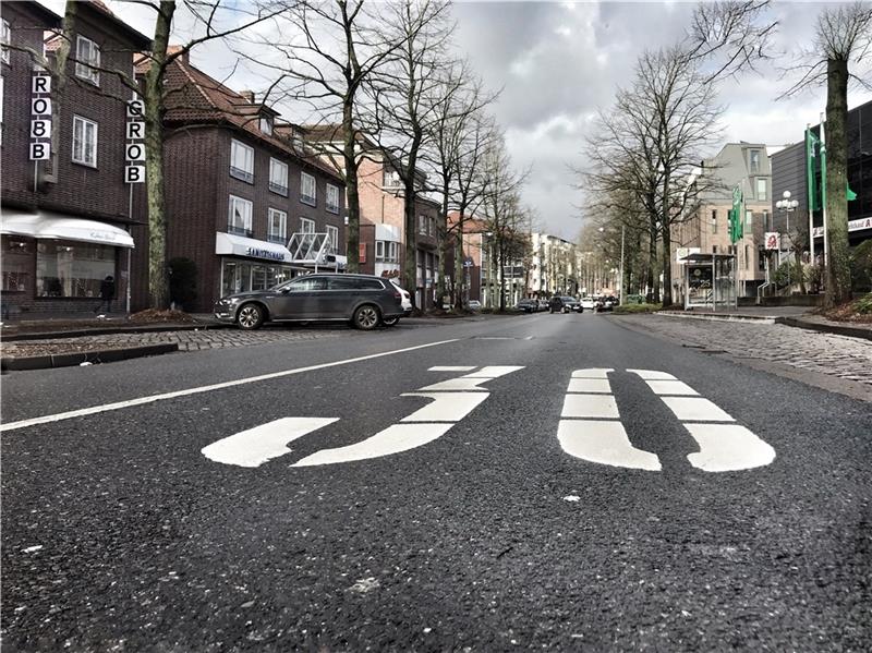 Auf der Bahnhofstraße in Buxtehude ist die Geschwindigkeit auf Tempo 30 begrenzt. Foto: Wisser