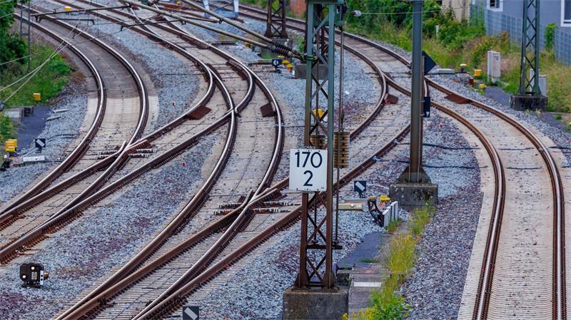 Auf der Bahnstrecke Berlin-Hamburg sind letzte Arbeiten geplant. Dafür soll es zu einigen nächtlichen Sperrungen kommen. (Archivbild)
