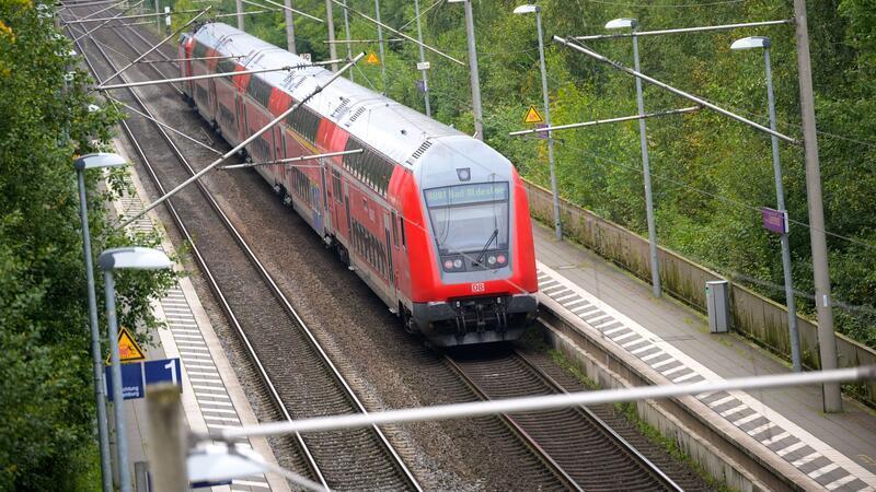 Auf der Bahnstrecke Hamburg-Ahrensburg kommt es ab 9. April zu Einschränkungen. (Symbolbild)