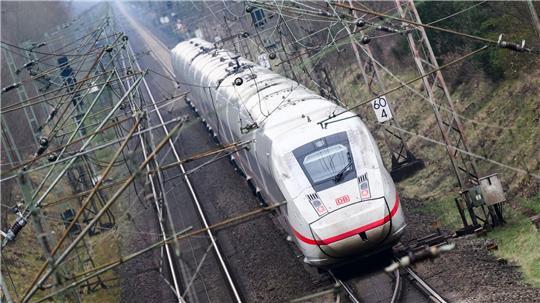 Auf der Bahnstrecke Hannover-Berlin wird es bis Sonntag zu Verspätungen kommen. (Archivbild)