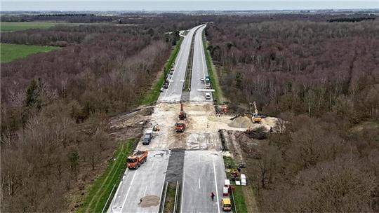 Auf der Baustelle der gesperrten Autobahn 27 bei Hagen wird die Umleitung des Entwässerungsgrabens vorbereitet.
