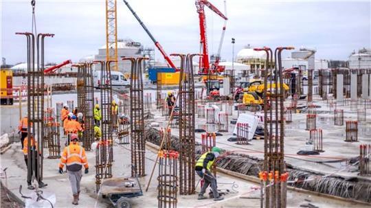 Auf der Baustelle für das feste LNG-Terminal an Land sind hier die Gründungspfähle für die Gastanks zu sehen.