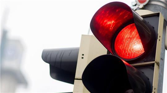 Auf der Baustelle in der Harsefelder Straße in Stade wird eine temporäre Ampelanlage eingerichtet. (Symbolbild)