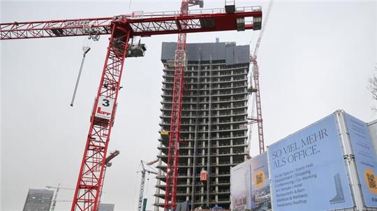 Auf der Baustelle ruhen wegen Finanzproblemen der Signa Holding seit Oktober die Arbeiten.