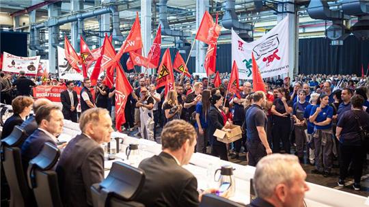 Auf der Betriebsversammlung in Wolfsburg begrüßen Mitarbeiter den Vorstand mit scharfem Protest gegen die jüngsten Sparpläne.