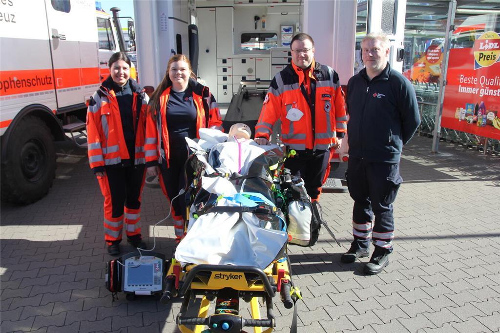Auf der „Blaulichtmeile“ zeigten die Hauptamtlichen der DRK-Bereitschaft Drochte...