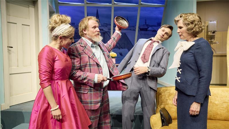 Auf der Bühne: Lara-Maria Wichels als Conny Brahmann, Konstantin Graudus als Victor Velasco, Flavio Kiener als Paul Brahmann und Birte Kretschmer als Connys Mutter Edith Bartels (von links).