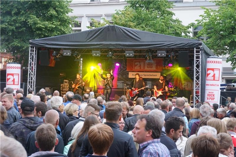 Auf der Bühne am Pferdemarkt geht es mit Rock und Pop-Coverbands rund, präsentiert von Radio 21. Archivfoto: SMTG/ D. Mattern