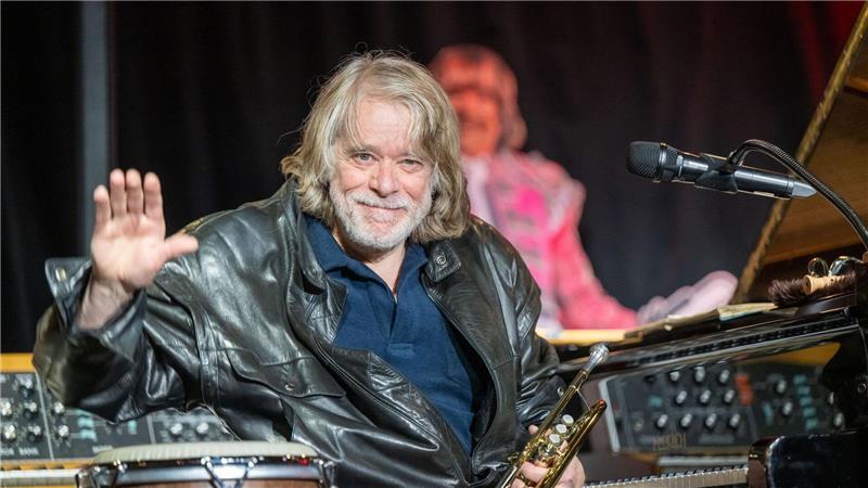 Helge Schneider wird 70 - und macht weiter Quatsch und Musik Auf der Bühne ist der Unterhaltungskünstler schon seit mehreren Jahrzehnten zu Hause. (Archivbild)