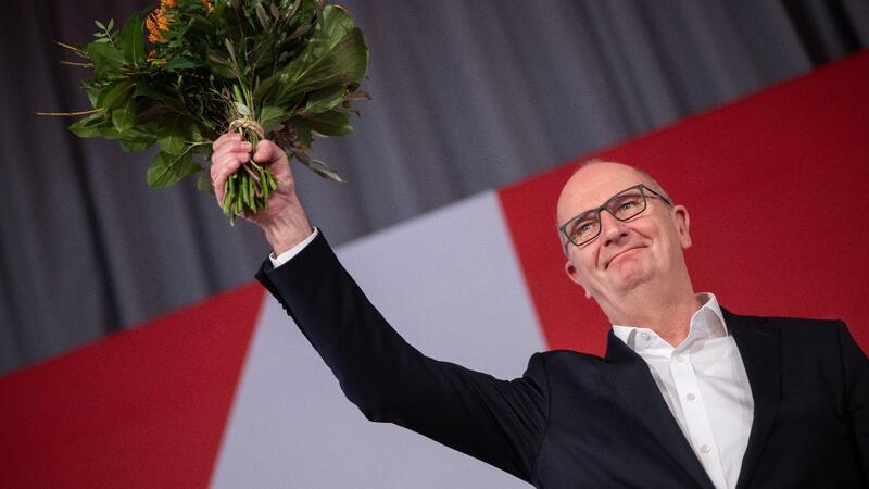 Auf der Bühne mit einem Blumenstrauß: Dietmar Woidke.