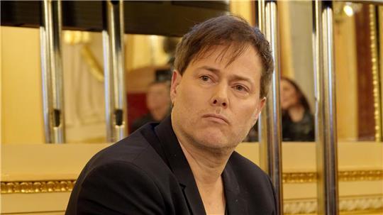 Auf der Bühne sind keine Schauspieler, sondern echte Experten zu sehen. (Archivbild)