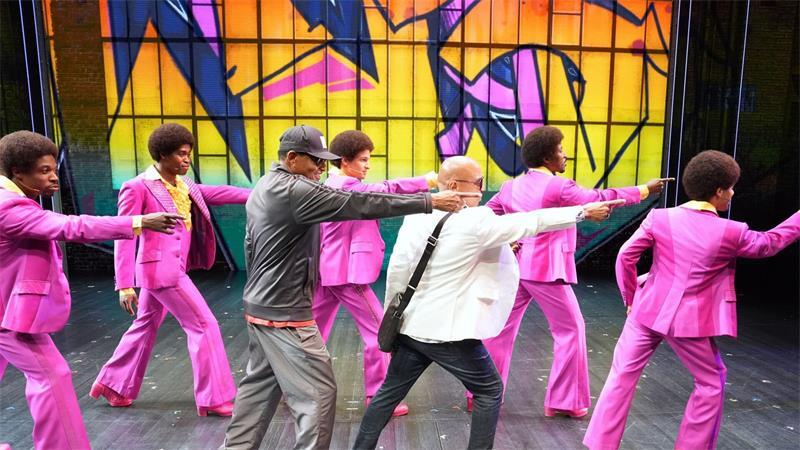 Funkelnder Handschuh rührt Jackson-Brüder bei Hamburg-Besuch Auf der Bühne suchen die Brüder den Kontakt mit den Darstellern des Musicals.