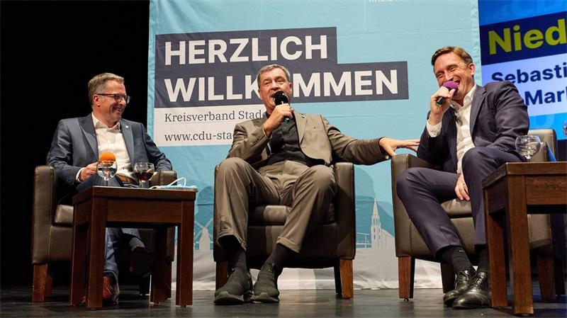 Drinnen Lacher, draußen Protest: So lief Söders Stade-Auftritt Auf der Bühne wurde es zuweilen launig.